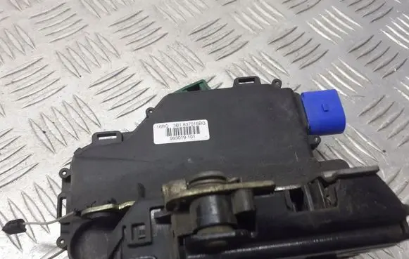 Volkswagen Polo IV 9N3 Front door lock 3B1837016BQ