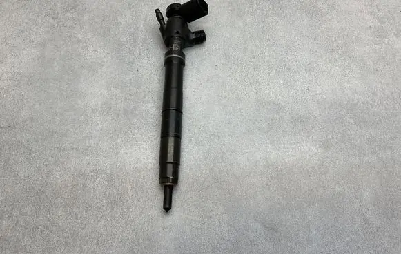 Skoda Octavia Mk3 (5E) Fuel injector 04L130277D