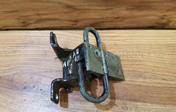 Audi A4 S4 B5 8D Rear door lower hinge 4a0833412