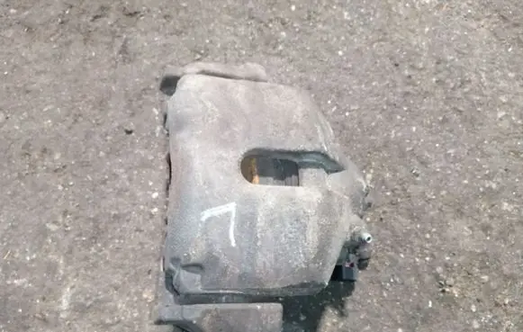 Volkswagen PASSAT B7 Front brake caliper