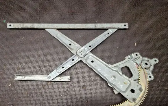 Nissan Patrol Y61 Front door electric window regulator 