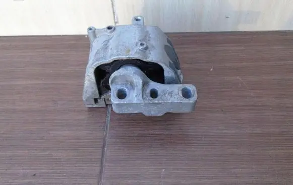 Volkswagen Golf V Engine mount bracket 1K0199262AC
