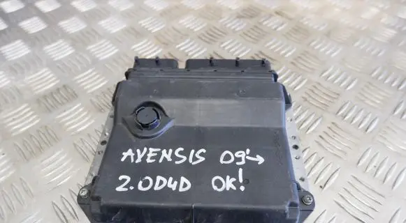 Toyota Avensis T270 Engine control unit/module 8966105D30