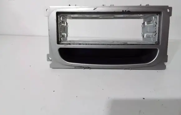 Radio/GPS head unit trim