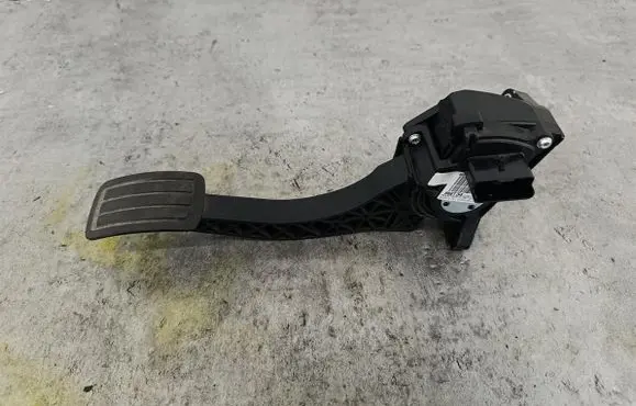 Peugeot 5008 Accelerator throttle pedal A9674829180