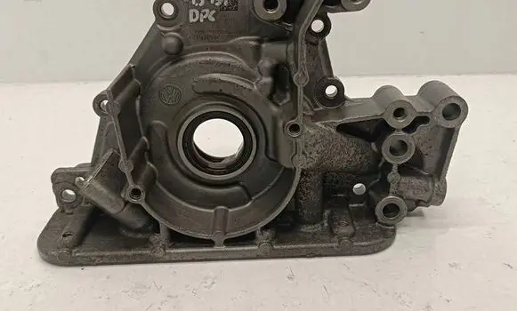 Volkswagen PASSAT B8 Oil pump 
