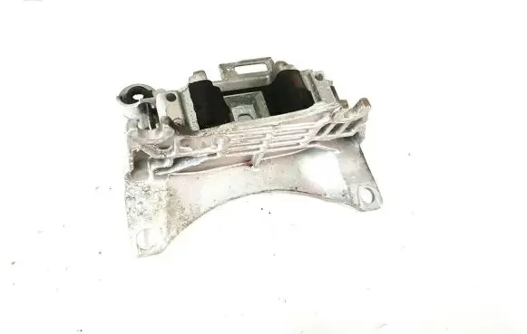 Engine mount vacuum valve