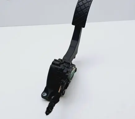 Accelerator throttle pedal
