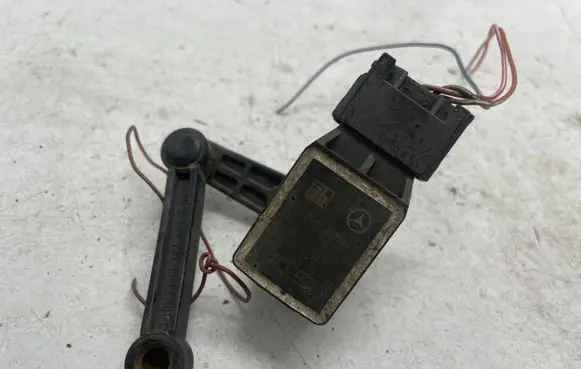 Headlight/headlamp level sensor