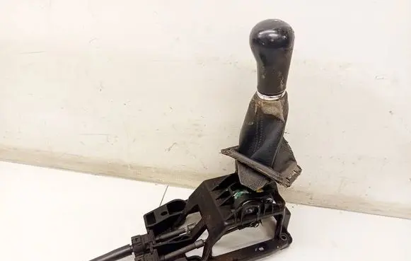 Toyota Avensis T250 Gear shifter/selector 