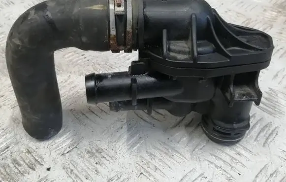 Ford Focus Thermostat/thermostat housing DS7G9K478DB