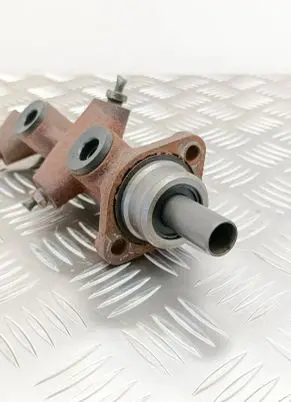 Mercedes-Benz SLC C107 Master brake cylinder