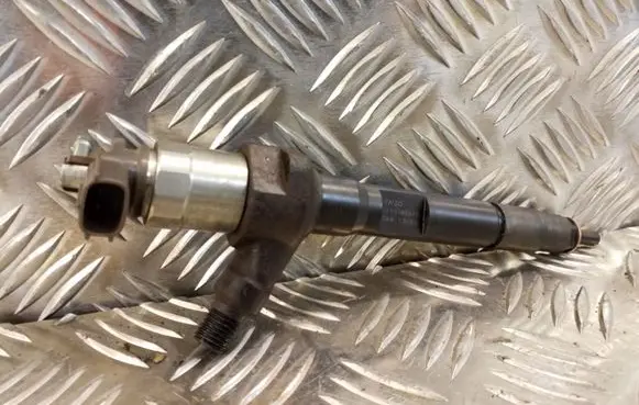 Mazda CX-7 Fuel injector 001111M06426 A2E9EEED F2EBEFE9