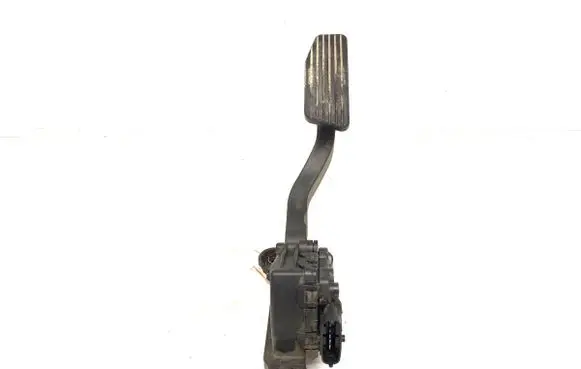 Accelerator throttle pedal
