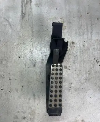 Accelerator throttle pedal