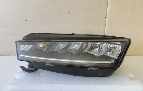 Skoda Octavia Mk4 Headlight/headlamp LE18A6418