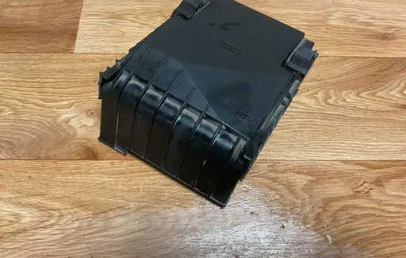 Volkswagen PASSAT B6 Fuse box cover 1K0937132F 017180061