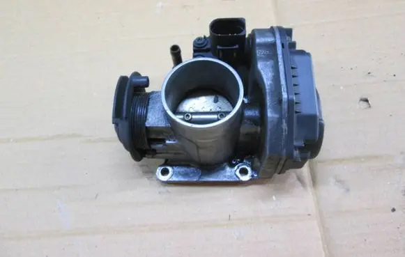 Volkswagen Golf IV Throttle body valve 030133064F