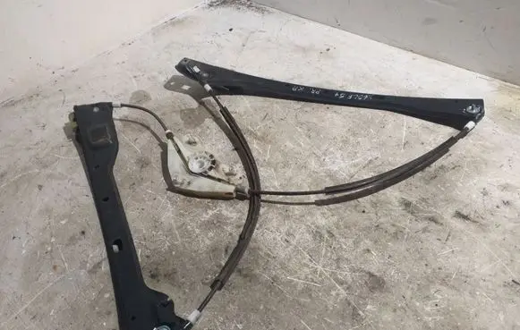 Volkswagen Golf Plus Front window lifting mechanism without motor