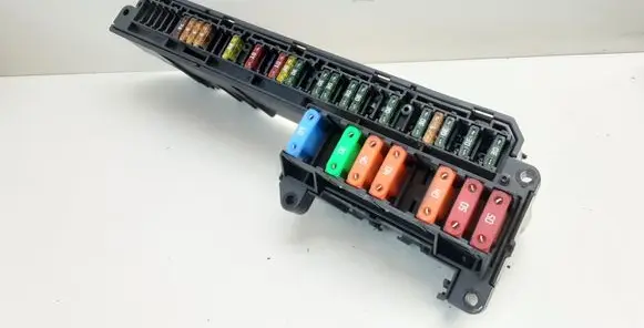 BMW 5 E60 E61 Fuse module 6957330 61146957330