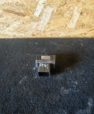 Mercedes-Benz A W176 Glow plug pre-heat relay 110678071R