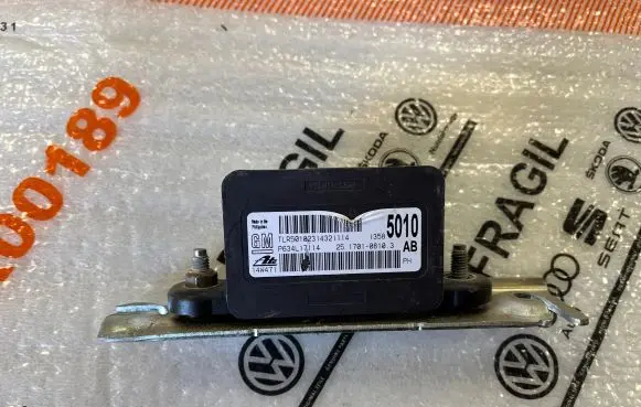 Cadillac Escalade ABS wheel speed sensor 13585010