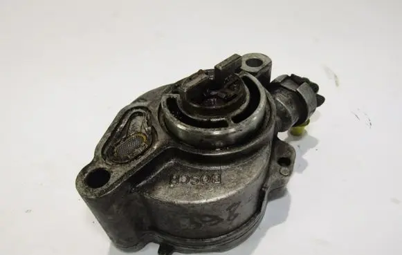 Mazda 3 I Vacuum pump D1561B