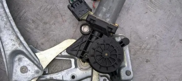 Mercedes-Benz E W210 Front door window regulator motor 0130821708 119152-xxx