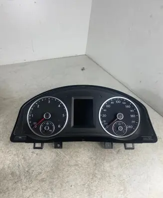 Volkswagen Tiguan Speedometer (instrument cluster) 5N0920882C 240555km 1173934274