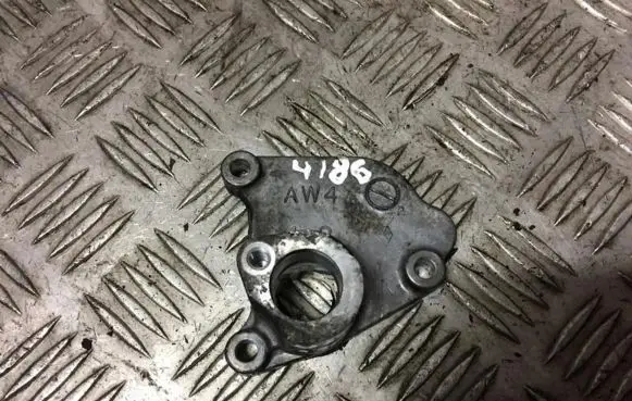 Nissan X-Trail T30 Engine mounting bracket
