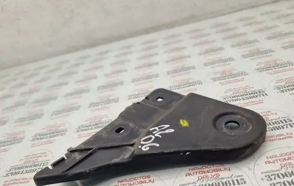 Rear bumper mounting bracket