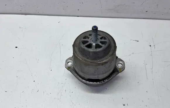 Volkswagen Touareg II Engine mount bracket 7P6199131