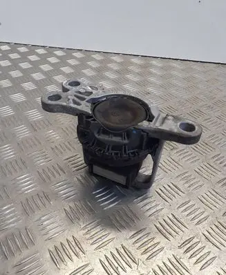 Nissan Qashqai Engine mount bracket