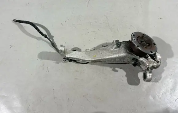 Volkswagen Touareg II Front wheel hub 7P0407246A 20120530465 7P0407246B