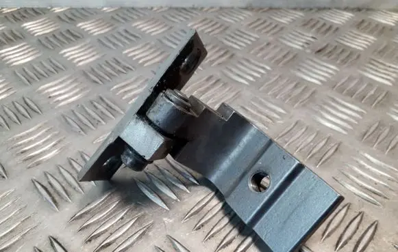 BMW 5 E60 E61 Rear door lower hinge 7068089