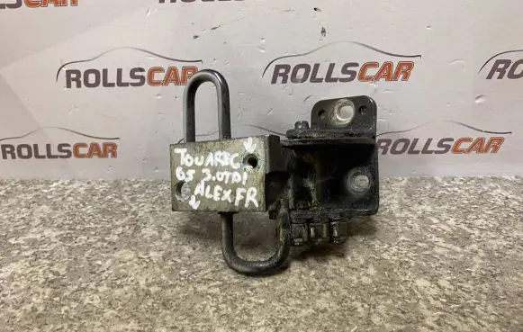 Volkswagen Touareg I Front door lower hinge 7L0831412