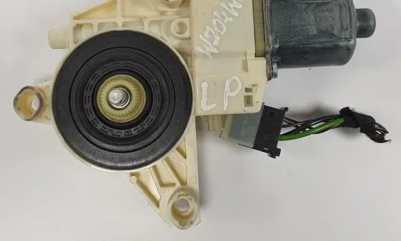 Mercedes-Benz C W204 Front door window regulator motor A2048200142