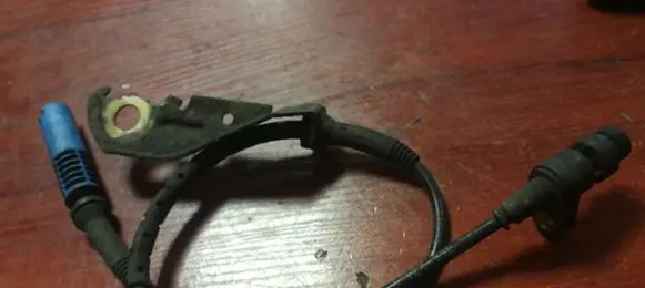 BMW 5 E39 ABS brake wheel speed sensor 7011025