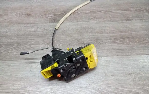 Volvo V70 Rear door lock 8650554