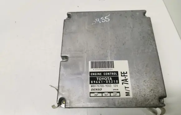 Toyota Avensis T220 Engine control unit/module 8966105210 MB1757009303