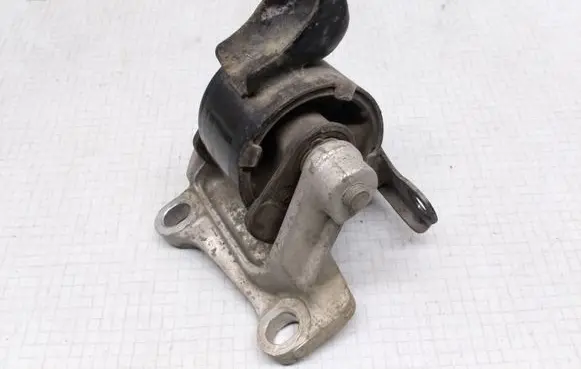 Honda Civic Engine mount bracket