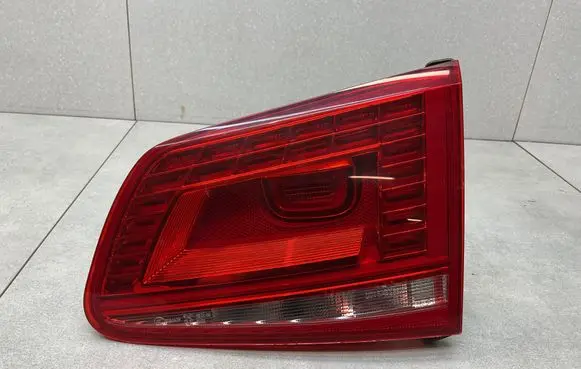 Volkswagen Touareg II Tailgate rear/tail lights 7P6945308