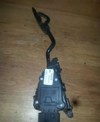 Accelerator throttle pedal