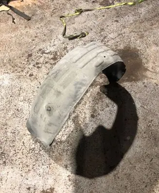 Rear arch fender liner splash guards