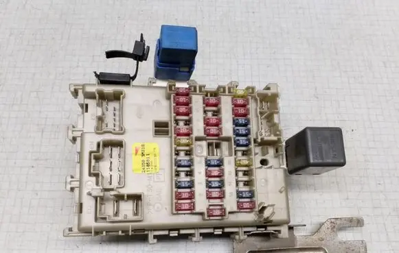 Nissan Almera N16 Fuse module 243505M310 24330C9900 252309F920