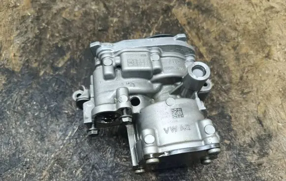 Volkswagen Golf VII Oil pump 04L145208K 04L145305 04L115263B