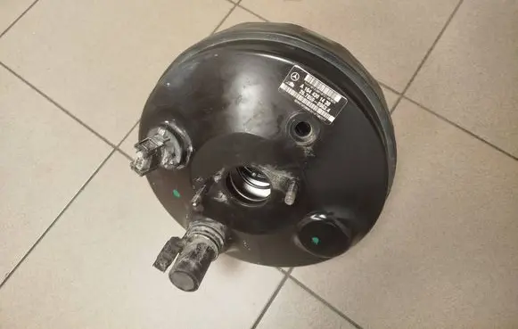 Mercedes-Benz GL X164 Brake booster a1644301430