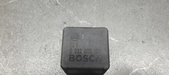 Mercedes-Benz C W202 Fuel pump relay 0332002197