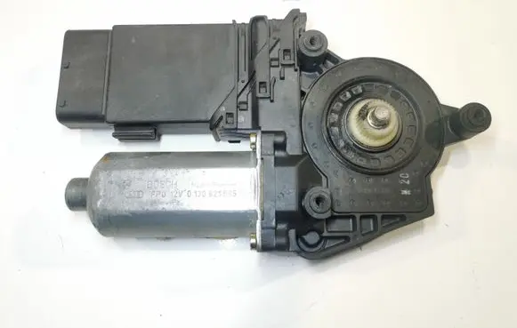 Volkswagen PASSAT B5 Front door window regulator motor 0130821695