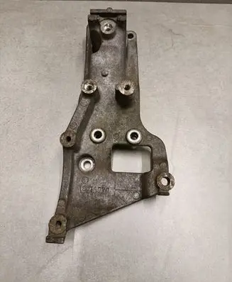 Engine mounting bracket